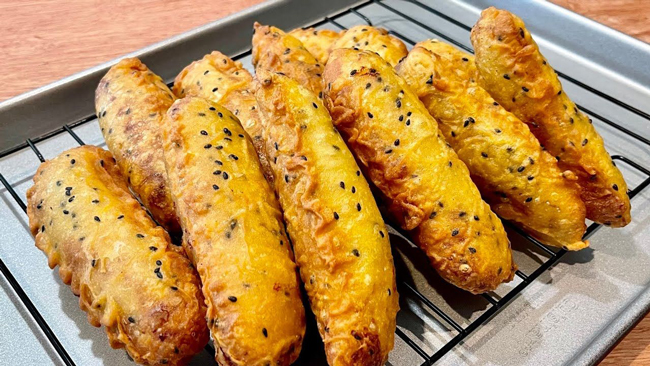 Chuối chiên mè màu đen